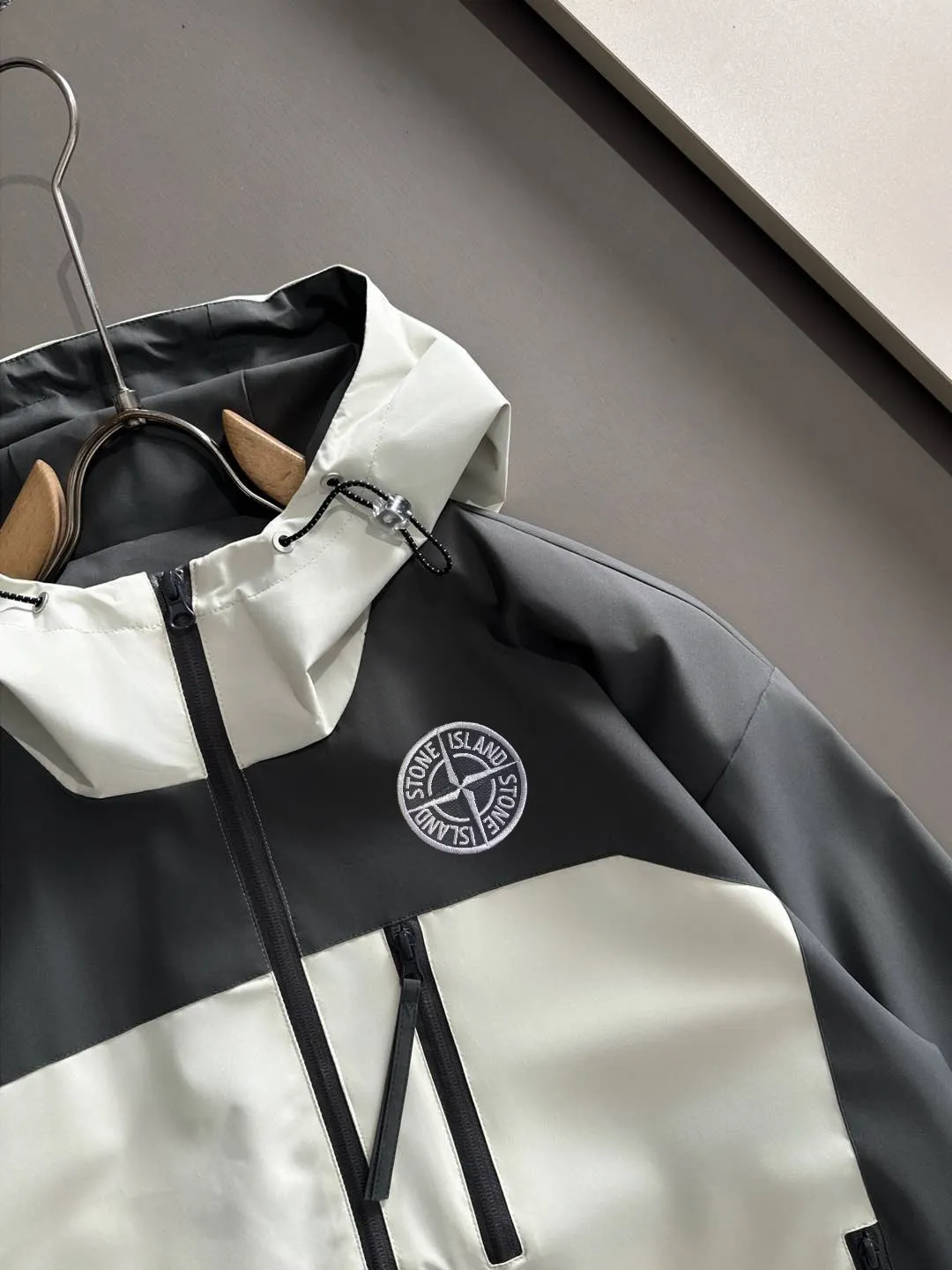 P460 Stone Island 2025 autumn latest zipper windbreaker jacket jacket. Complete with three standards, custom-dyed nylon fabric, overall casual and upscale. The fabric texture is relatively thin, very light, and comfortable on the upper body, suitable for early autumn and spring wear. Simple lines, customized hardware zippers, elegant and concise style, light and comfortable to wear, extremely urban luxury and low-key elegance, with a casual and lazy feeling, the upper body effect is very good, quite wide and stylish, natural drape, simple and elegant! Top luxury classic style items, gentle High-end, quiet but full of power, it perfectly conveys the brand's sense of trend and recognition. The upper body is super cool and stylish, and extremely luxurious, showing your rank, strength and taste from all aspects! The overall grade is even more obvious, the upper body is comfortable and unrestrained, and has a casual and loose effect. Size:S-2XL